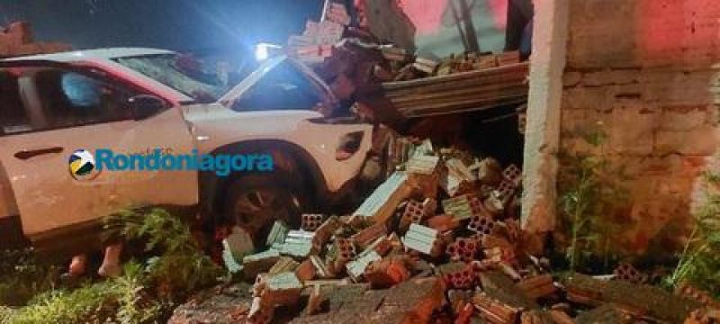 PORTO VELHO: Motorista bêbado é preso após colidir contra muros de duas residências na zona leste PORTO VELHO: Motorista bêbado é preso após colidir contra muros de duas residências na zona leste