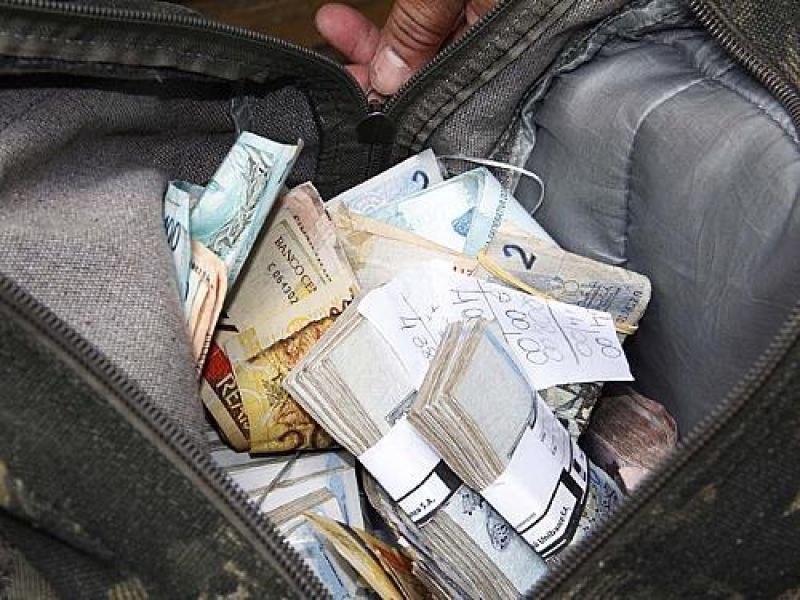 PORTO VELHO: Representante comercial tem mochila com dinheiro roubada em frente a joalheria PORTO VELHO: Representante comercial tem mochila com dinheiro roubada em frente a joalheria