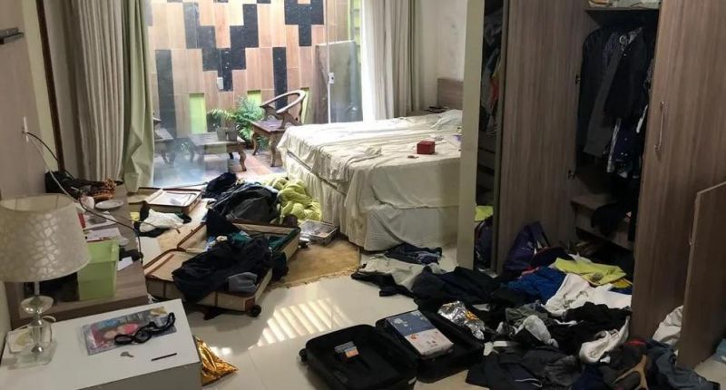 Professora tem casa invadida e é roubada após receber pagamento de dívida Professora tem casa invadida e é roubada após receber pagamento de dívida