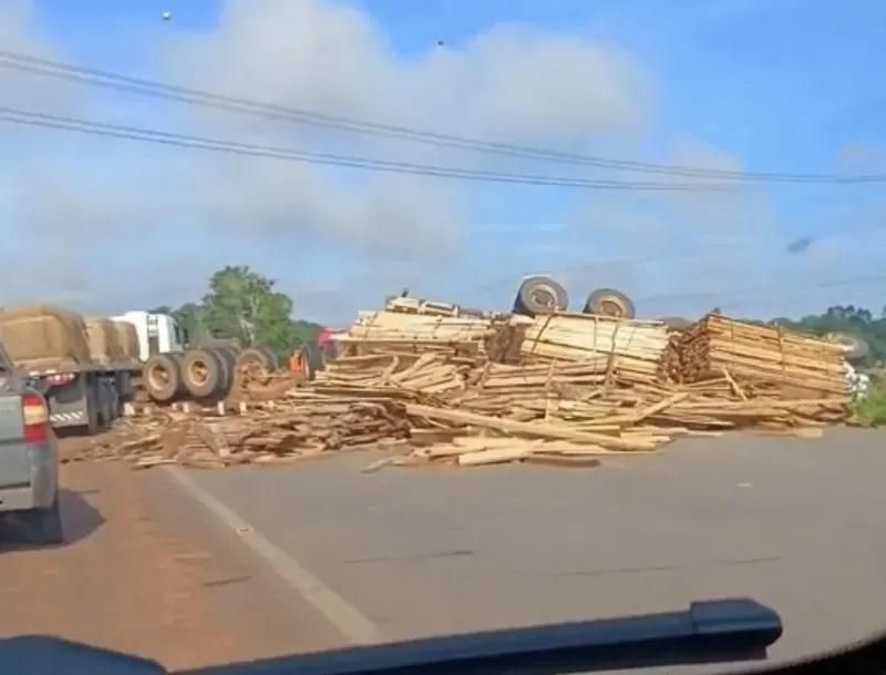 ROLIM DE MOURA: Carreta tomba na RO-010 e motorista fica ferido ROLIM DE MOURA: Carreta tomba na RO-010 e motorista fica ferido