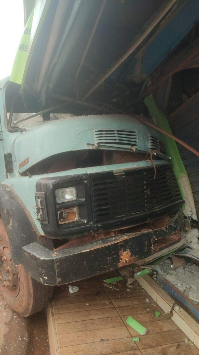 Rolim de Moura – Falha mecânica faz caminhão invadir loja do Camelô no centro Rolim de Moura – Falha mecânica faz caminhão invadir loja do Camelô no centro