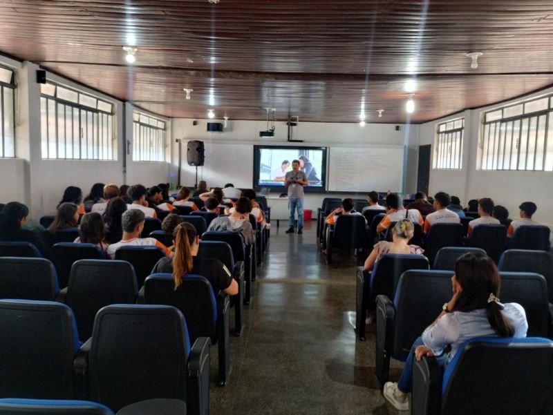 Secretaria Municipal de Saúde realiza palestra sobre cigarro eletrônico em escola de Rolim de Moura Secretaria Municipal de Saúde realiza palestra sobre cigarro eletrônico em escola de Rolim de Moura