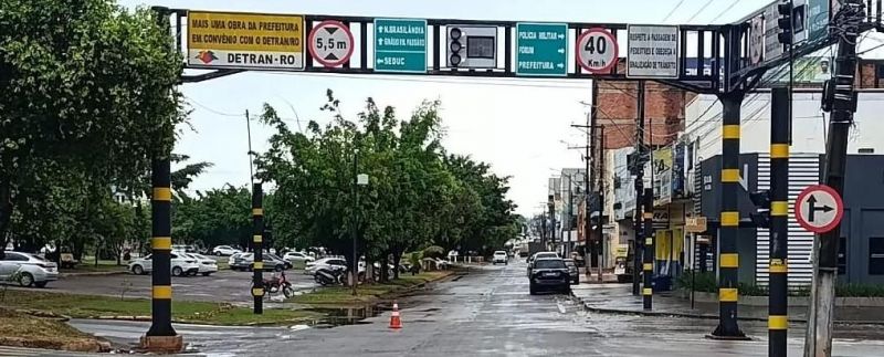 Semáforo da Avenida 25 de Agosto com Corumbiara apresenta falha, e Comtran reforça alerta aos motoristas Semáforo da Avenida 25 de Agosto com Corumbiara apresenta falha, e Comtran reforça alerta aos motoristas