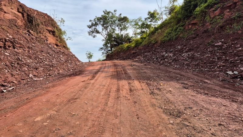 Serviços de encascalhamento, rebaixamento de morro e limpeza das margens são executados pelo governo de RO na RO-490 Serviços de encascalhamento, rebaixamento de morro e limpeza das margens são executados pelo governo de RO na RO-490