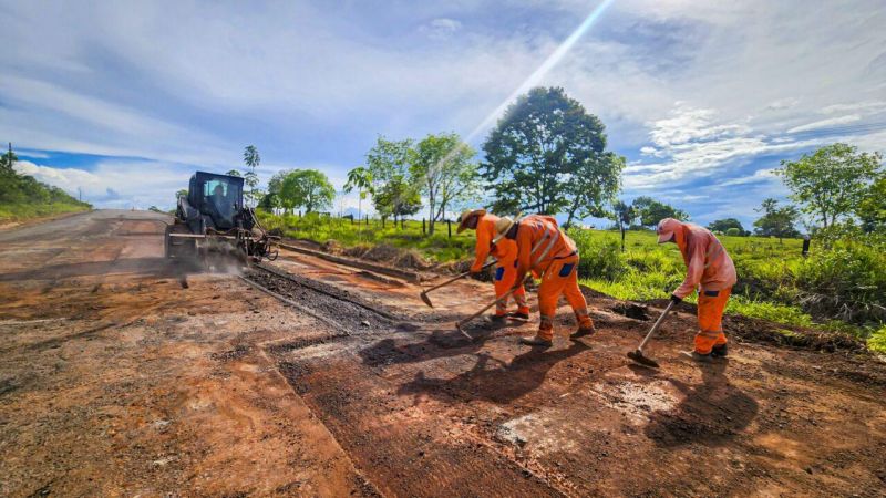 Manutenção asfáltica é executada em 9 quilômetros da RO-479, em direção ao distrito Estrela de Rondônia Manutenção asfáltica é executada em 9 quilômetros da RO-479, em direção ao distrito Estrela de Rondônia