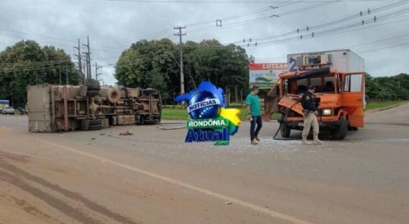 Caminhão tomba ao colidir contra outro na Av. Transcontinental no km 4, em Ji-Paraná Caminhão tomba ao colidir contra outro na Av. Transcontinental no km 4, em Ji-Paraná