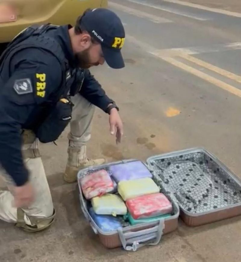 Passageira é flagrada com mais de 10 kg de skunk em ônibus interestadual Passageira é flagrada com mais de 10 kg de skunk em ônibus interestadual