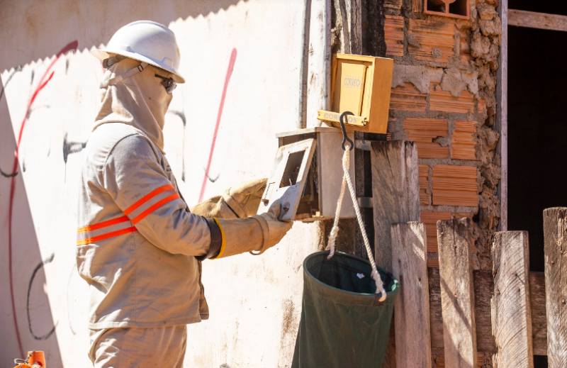 Alerta: religar energia por conta própria aumenta risco de acidentes e pode ser fatal Alerta: religar energia por conta própria aumenta risco de acidentes e pode ser fatal
