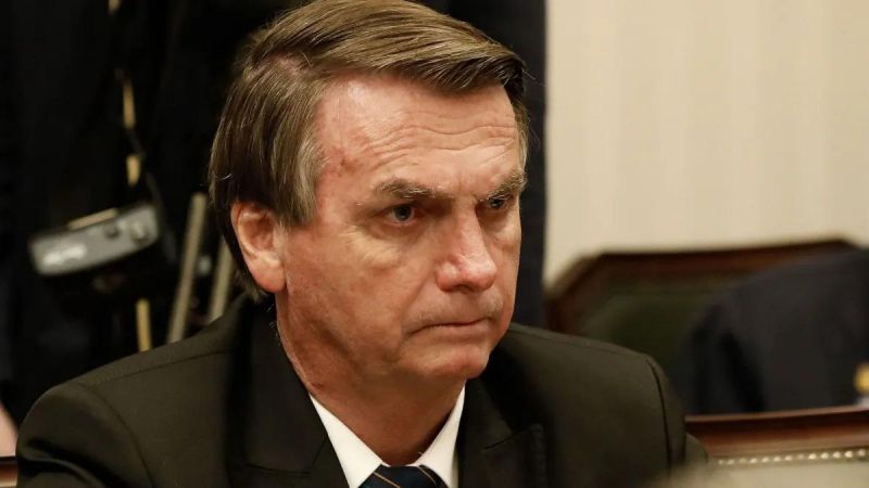 Bolsonaro recebe alta após duas semanas internado com broncopneumonia Bolsonaro recebe alta após duas semanas internado com broncopneumonia