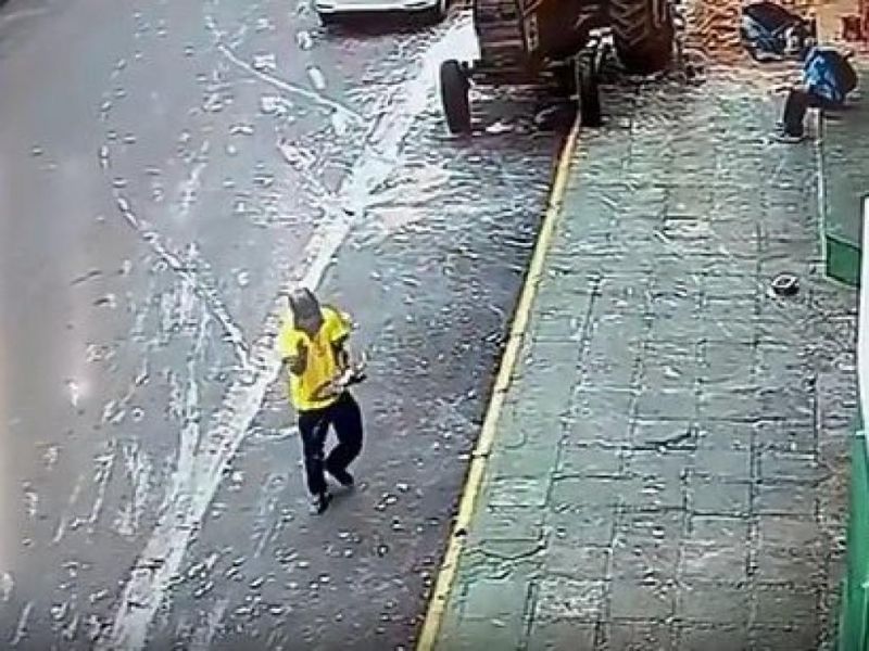 Homem depena e come pombo vivo na rodoviária de Tangará da Serra Homem depena e come pombo vivo na rodoviária de Tangará da Serra