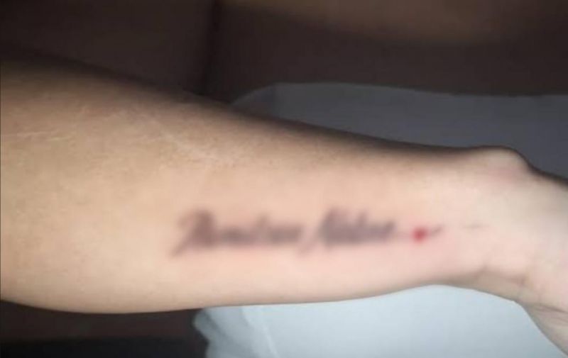 Mulher faz tatuagem com nome do atual namorado e ex fica furioso Mulher faz tatuagem com nome do atual namorado e ex fica furioso