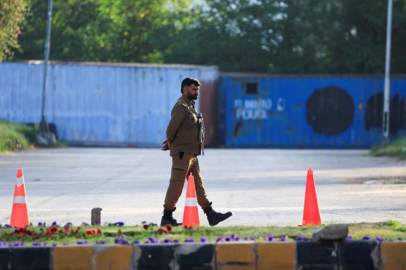 Cessar-fogo fica em risco após EUA apreenderem navio iraniano Cessar-fogo fica em risco após EUA apreenderem navio iraniano