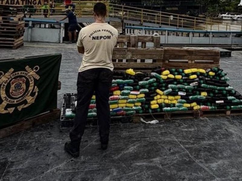 AÇÃO: PF prende suspeito e apreende cerca de 237 kg de drogas AÇÃO: PF prende suspeito e apreende cerca de 237 kg de drogas