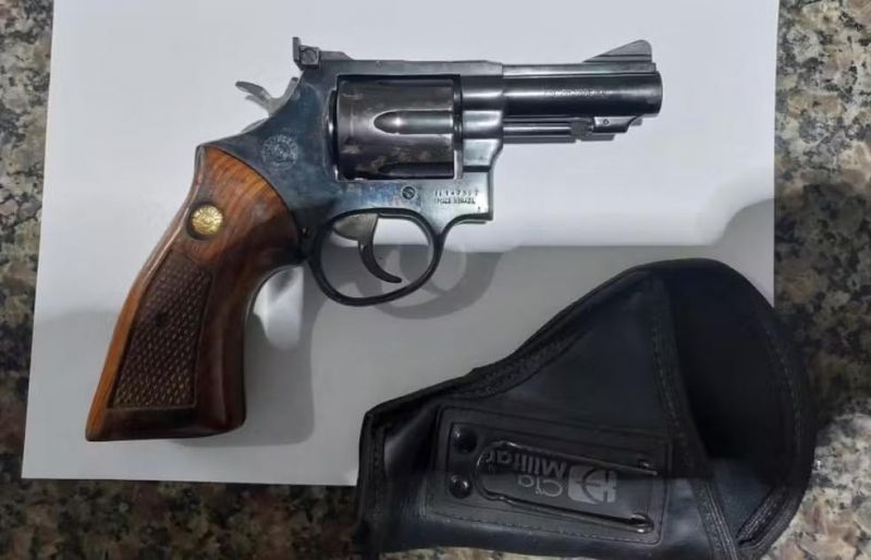Arma é encontrada em mochila de passageiro durante fiscalização em aeroporto de RO Arma é encontrada em mochila de passageiro durante fiscalização em aeroporto de RO