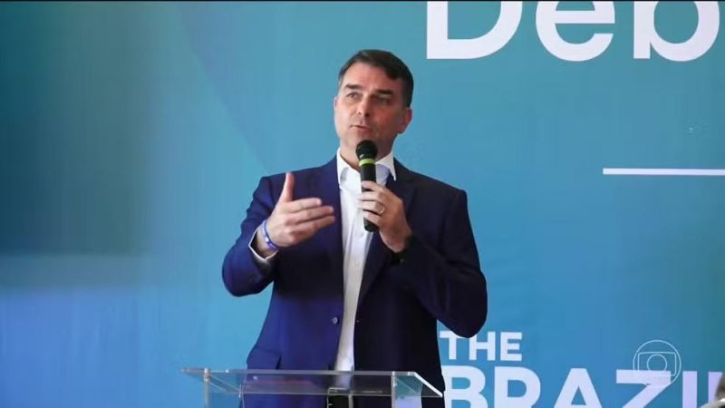 Flávio Bolsonaro diz que urnas usadas no Brasil são de empresa suspeita de envolvimento em fraudes na Venezuela Flávio Bolsonaro diz que urnas usadas no Brasil são de empresa suspeita de envolvimento em fraudes na Venezuela
