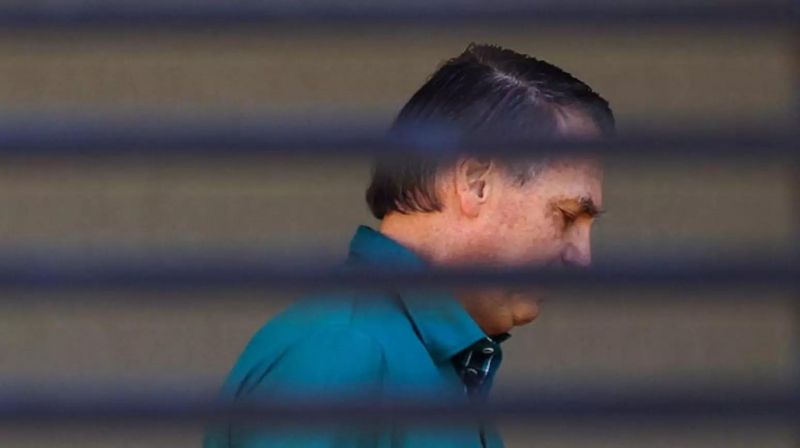 PF faz busca na casa de Bolsonaro por armas PF faz busca na casa de Bolsonaro por armas