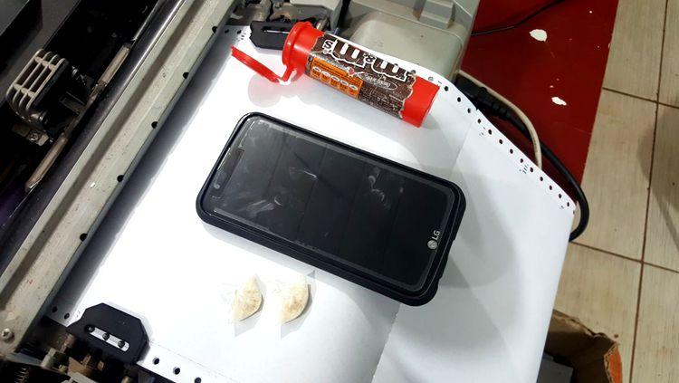 Adolescente é detido com celular roubado e droga durante abordagem Adolescente é detido com celular roubado e droga durante abordagem