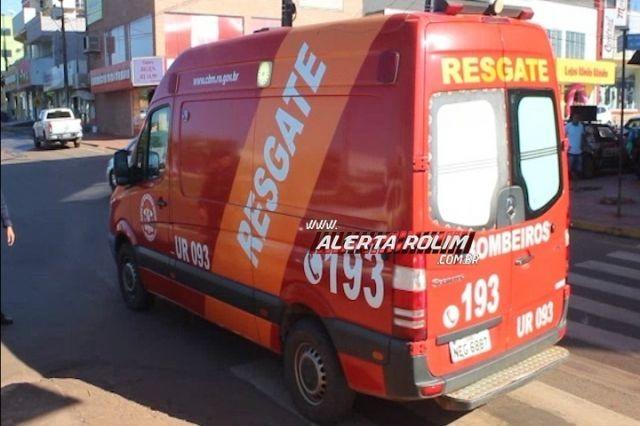 Rolim de Moura - Carro colide em moto e mulher é socorrida pelo Resgate do Corpo de Bombeiros