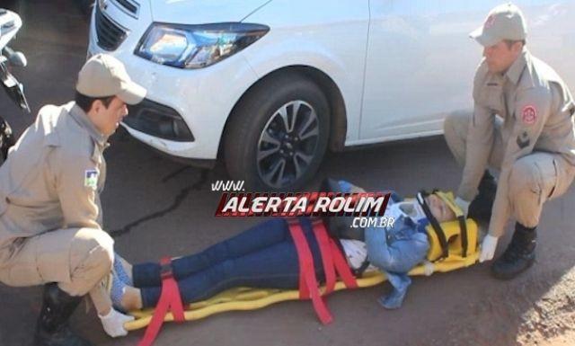 Rolim de Moura - Carro colide em moto e mulher é socorrida pelo Resgate do Corpo de Bombeiros