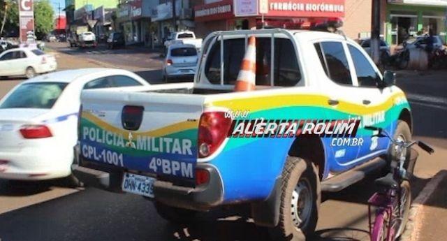 Rolim de Moura - Carro colide em moto e mulher é socorrida pelo Resgate do Corpo de Bombeiros