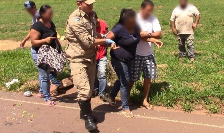 Rolim de Moura: Moto táxi ao realizar ultrapassagem derruba passageira na avenida 25 de agosto Rolim de Moura: Moto táxi ao realizar ultrapassagem derruba passageira na avenida 25 de agosto