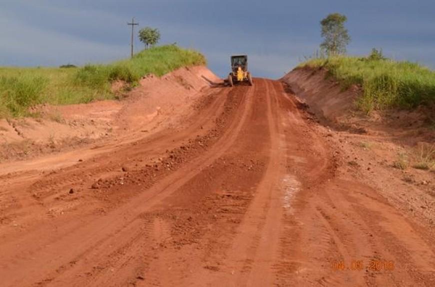 Prefeitura de Rolim de Moura realiza trabalhos de patrolamento, limpeza lateral e cascalhamento na linha 172 sul
