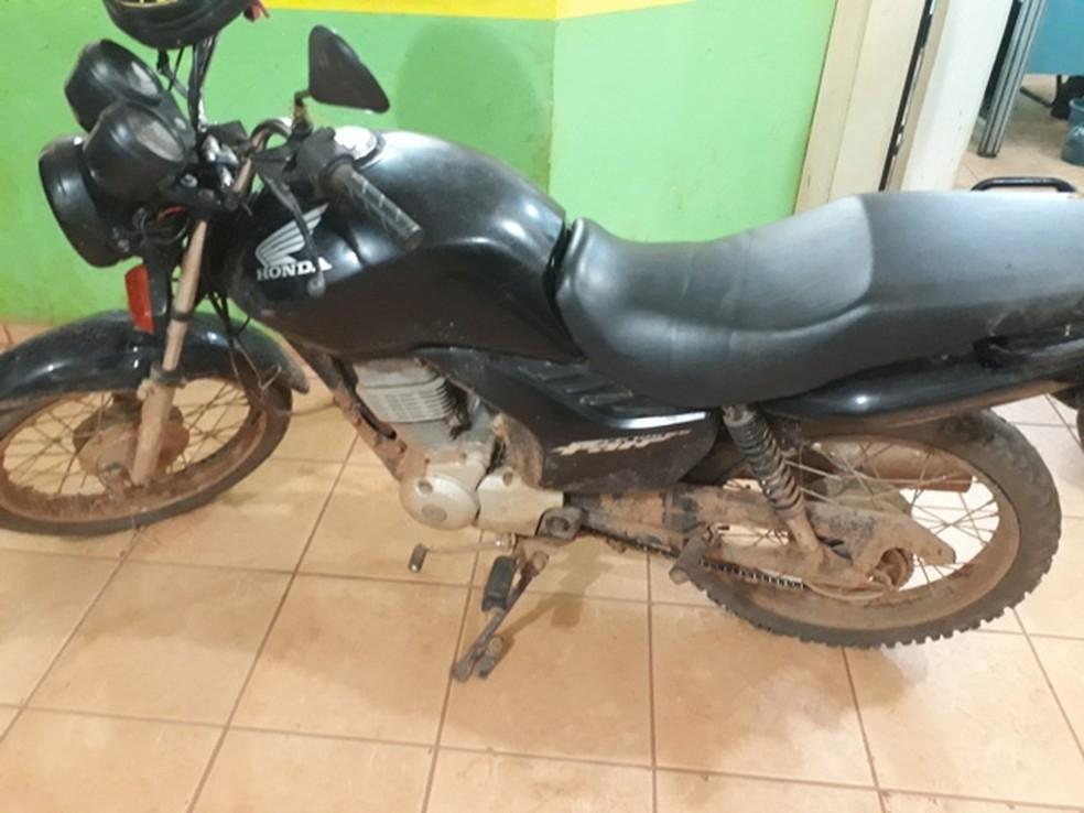 Dupla de assaltantes é presa no Bairro Jardim das Esmeraldas em Guajará, RO Dupla de assaltantes é presa no Bairro Jardim das Esmeraldas em Guajará, RO