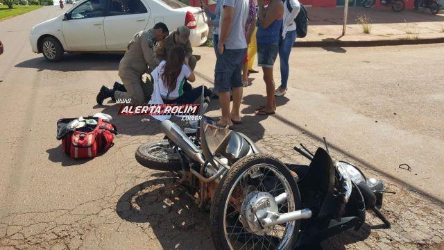 Rolim de Moura - Condutora de moto fica ferida após se chocar contra carro que cruzou a via preferencial
