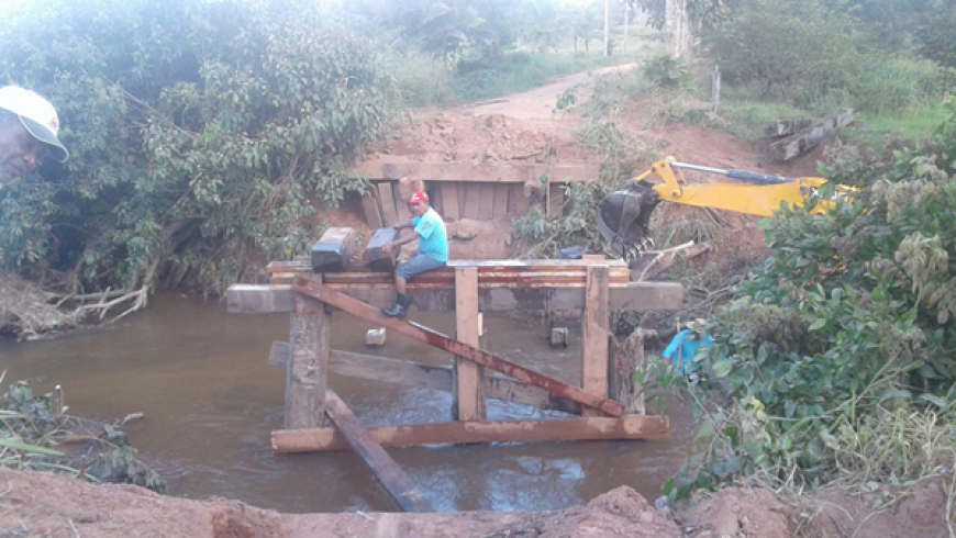 Rolim de Moura: Secretaria de Obras recupera ponte na linha 180 sul