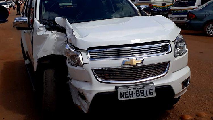GRAVE: Caminhão invade comércio após colisão com S10
