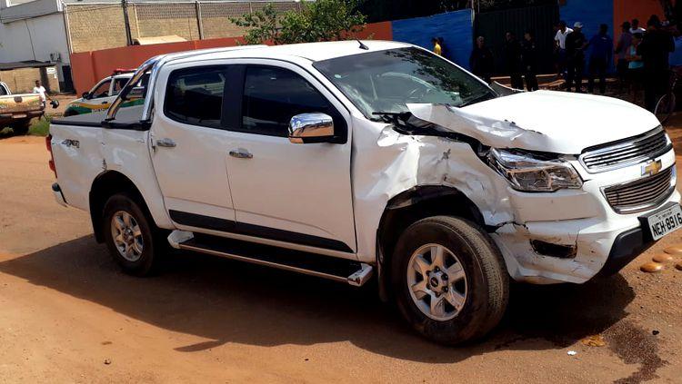GRAVE: Caminhão invade comércio após colisão com S10