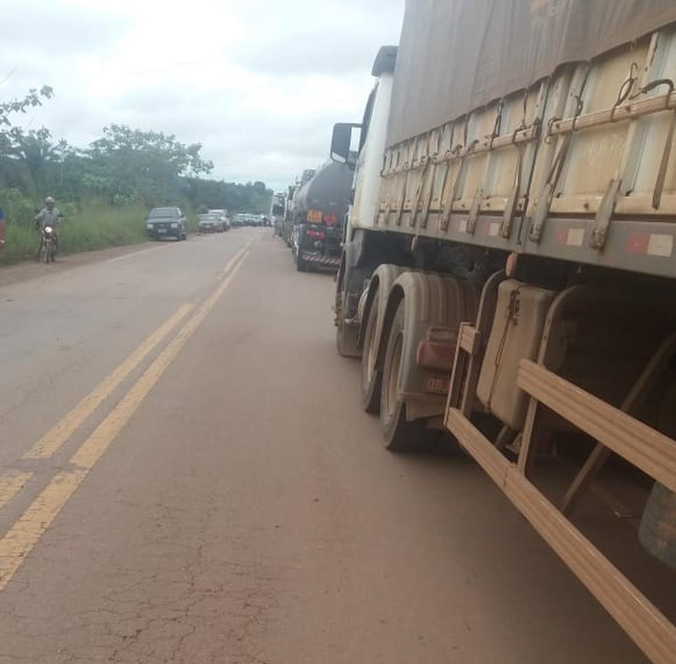 Moradores de Nova Califórnia interditam BR-364 entre Rondônia e Acre Moradores de Nova Califórnia interditam BR-364 entre Rondônia e Acre