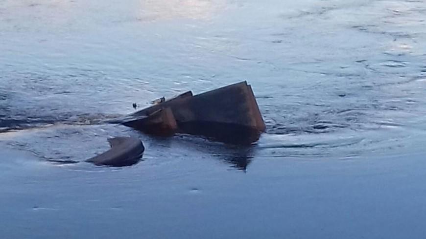 Caminhão bitrem carregado de milho cai dentro do Rio São Domingos e uma pessoa morre Caminhão bitrem carregado de milho cai dentro do Rio São Domingos e uma pessoa morre