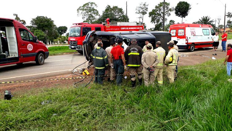 URGENTE: Capotamento na BR-364 deixa motorista preso às ferragens URGENTE: Capotamento na BR-364 deixa motorista preso às ferragens