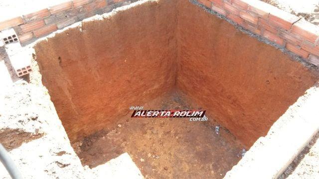 Rolim de Moura - Mulher cai dentro de buraco com mais de dois metros de profundidade e é retirada pelo Corpo de Bombeiros Rolim de Moura - Mulher cai dentro de buraco com mais de dois metros de profundidade e é retirada pelo Corpo de Bombeiros