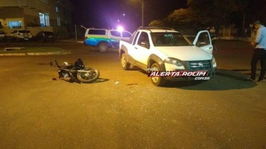 Rolim de Moura - Motociclista fratura clavícula ao se chocar contra carro que cruzou preferencial no Centro da cidade Rolim de Moura - Motociclista fratura clavícula ao se chocar contra carro que cruzou preferencial no Centro da cidade