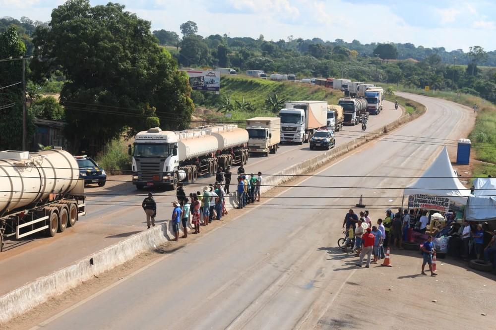 Manifestantes colocam fogo em vegetação e param caminhões por 1h na BR-364 em RO Manifestantes colocam fogo em vegetação e param caminhões por 1h na BR-364 em RO