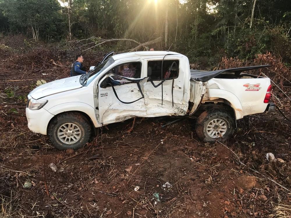 Van que transportava servidores de penitenciária colide com caminhonete na BR-364 em RO