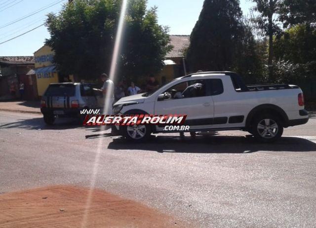 Rolim de Moura - Dois carros colidem no Bairro São Cristóvão e um dos condutores é encaminhado ao hospital pelo Resgate do Corpo de Bombeiros Rolim de Moura - Dois carros colidem no Bairro São Cristóvão e um dos condutores é encaminhado ao hospital pelo Resgate do Corpo de Bombeiros