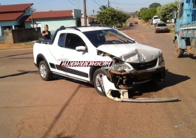 Rolim de Moura - Dois carros colidem no Bairro São Cristóvão e um dos condutores é encaminhado ao hospital pelo Resgate do Corpo de Bombeiros Rolim de Moura - Dois carros colidem no Bairro São Cristóvão e um dos condutores é encaminhado ao hospital pelo Resgate do Corpo de Bombeiros