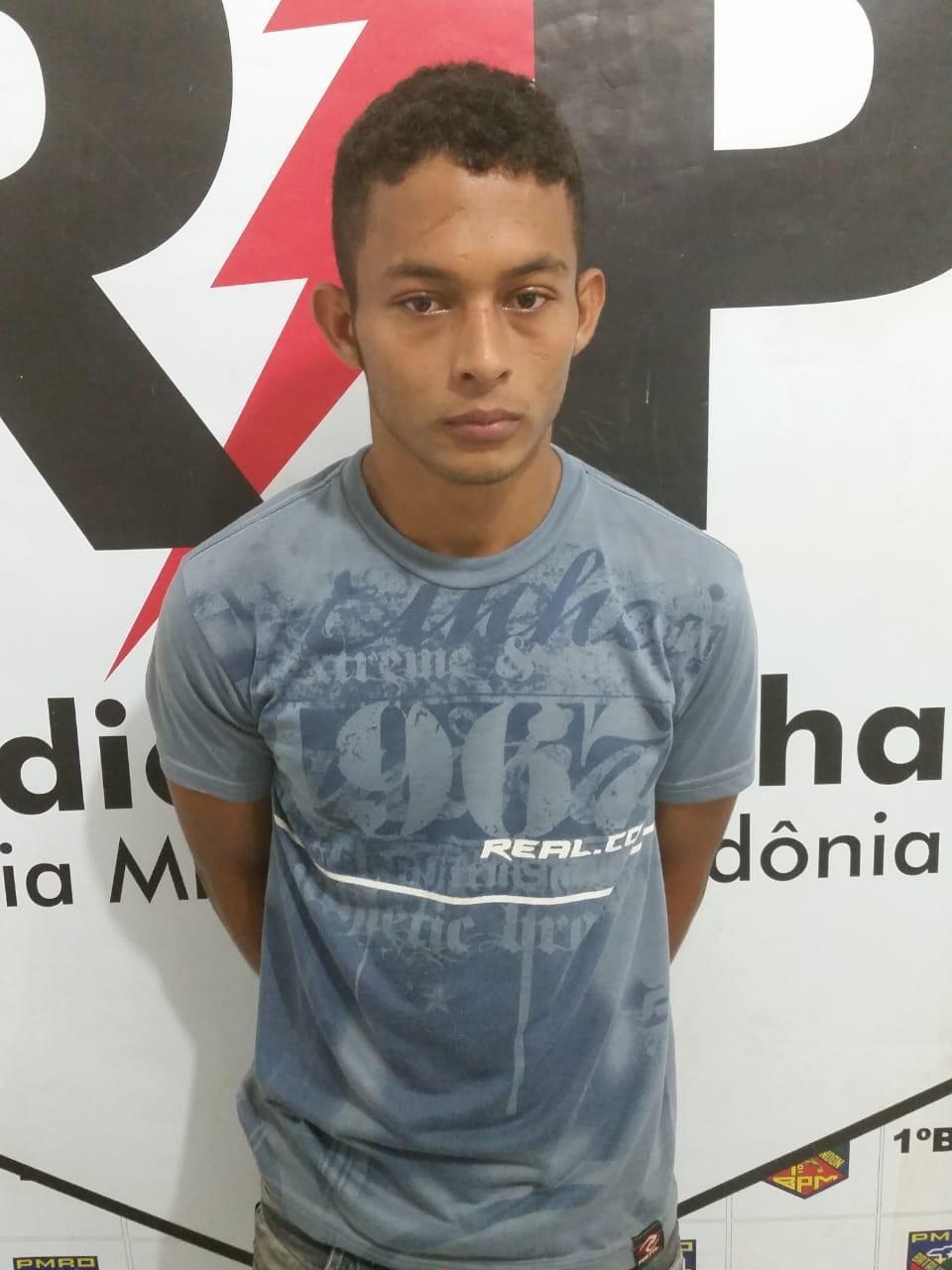 NO FLAGRA: PM prende vulgo "Jackinho" acusado de invadir casa para vender droga