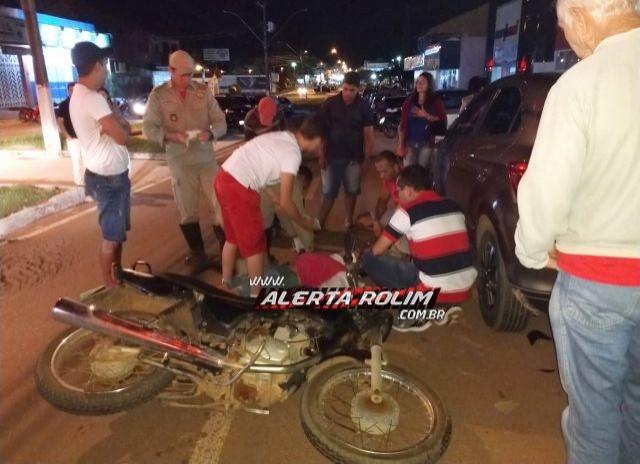 Rolim de Moura – Motociclista colide na traseira de carro estacionado no Centro da cidade Rolim de Moura – Motociclista colide na traseira de carro estacionado no Centro da cidade