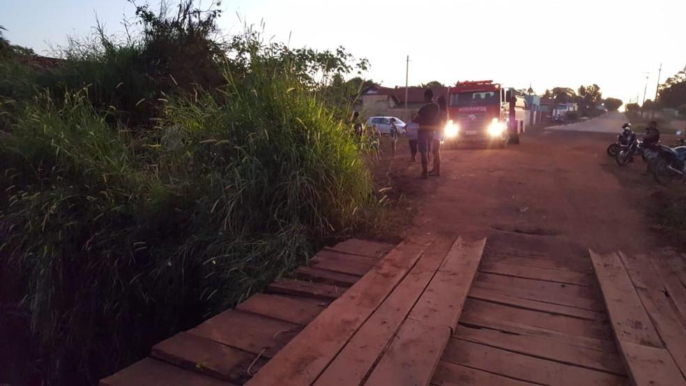 Jovens caem de moto em rio após perderem controle da direção em Rolim, RO Jovens caem de moto em rio após perderem controle da direção em Rolim, RO