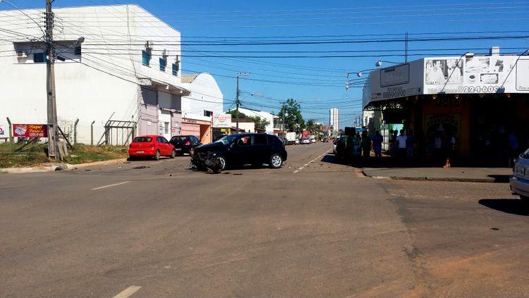 "NA DUQUE": Motorista invade preferencial e causa violento acidente entre carros