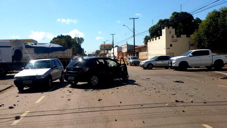 "NA DUQUE": Motorista invade preferencial e causa violento acidente entre carros