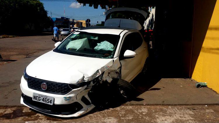 "NA DUQUE": Motorista invade preferencial e causa violento acidente entre carros