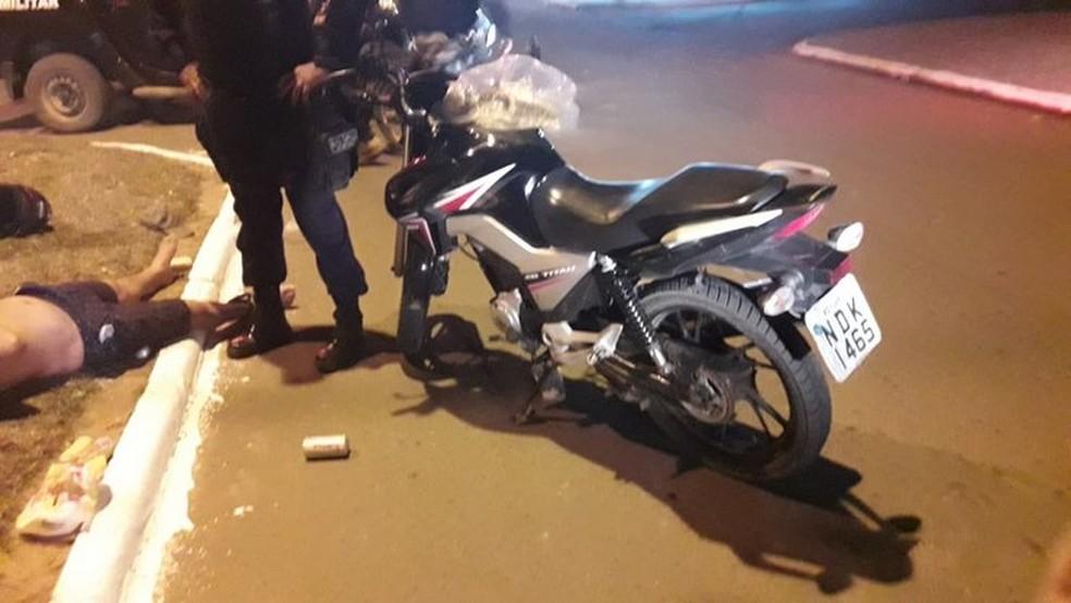 Pedestre é atingido por bala perdida da PM durante perseguição a suspeitos em RO