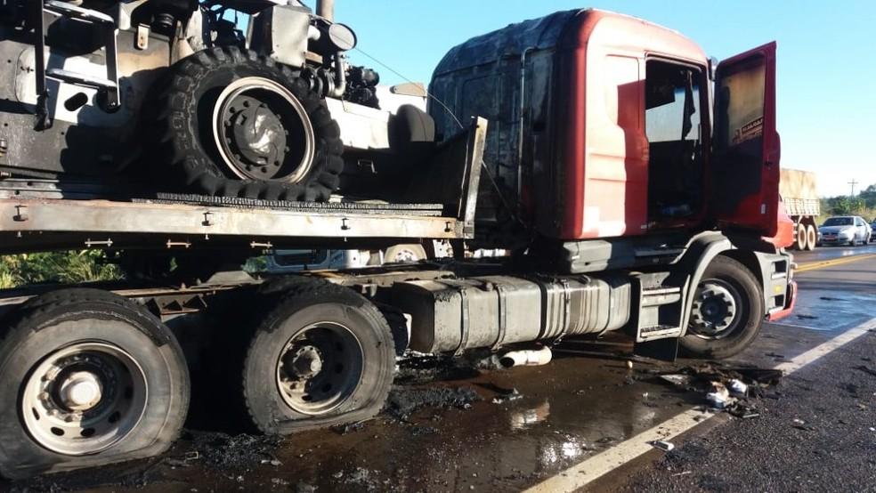 Moto e carreta pegam fogo após acidente entre Alto Paraíso e Ariquemes, RO