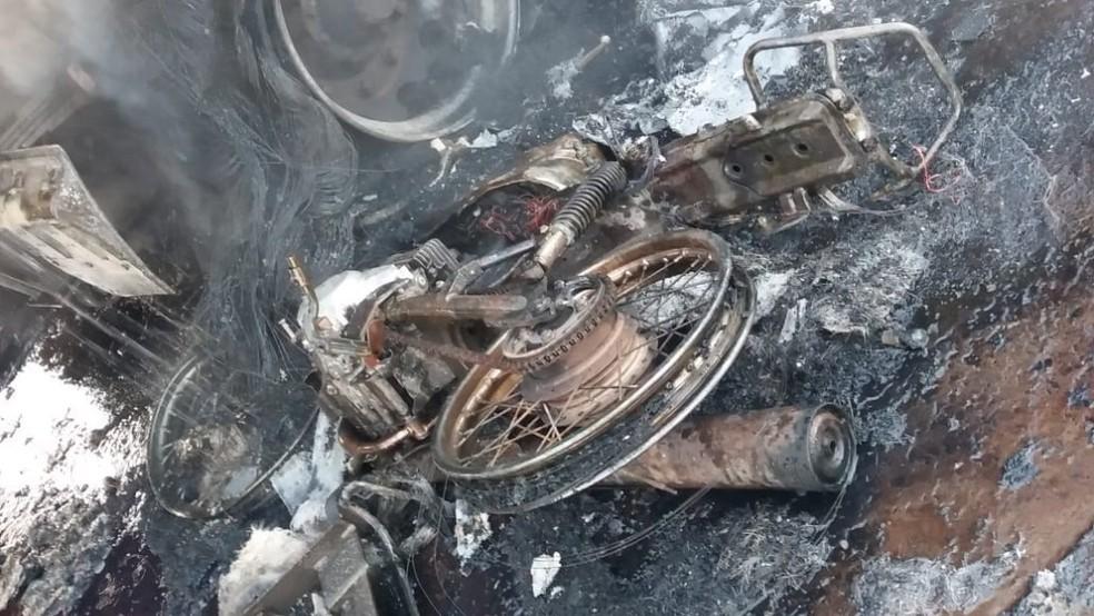 Moto e carreta pegam fogo após acidente entre Alto Paraíso e Ariquemes, RO