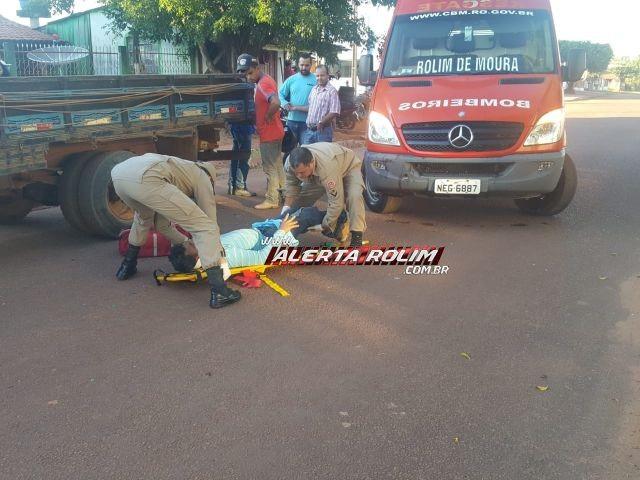 Rolim de Moura - Motociclista sofre corte lacerante na perna após bater na traseira de camionete estacionada